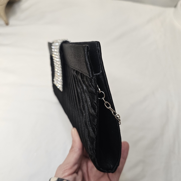 Elegant Black Evening Clutch with Silver Chain - Picture 3 of 9